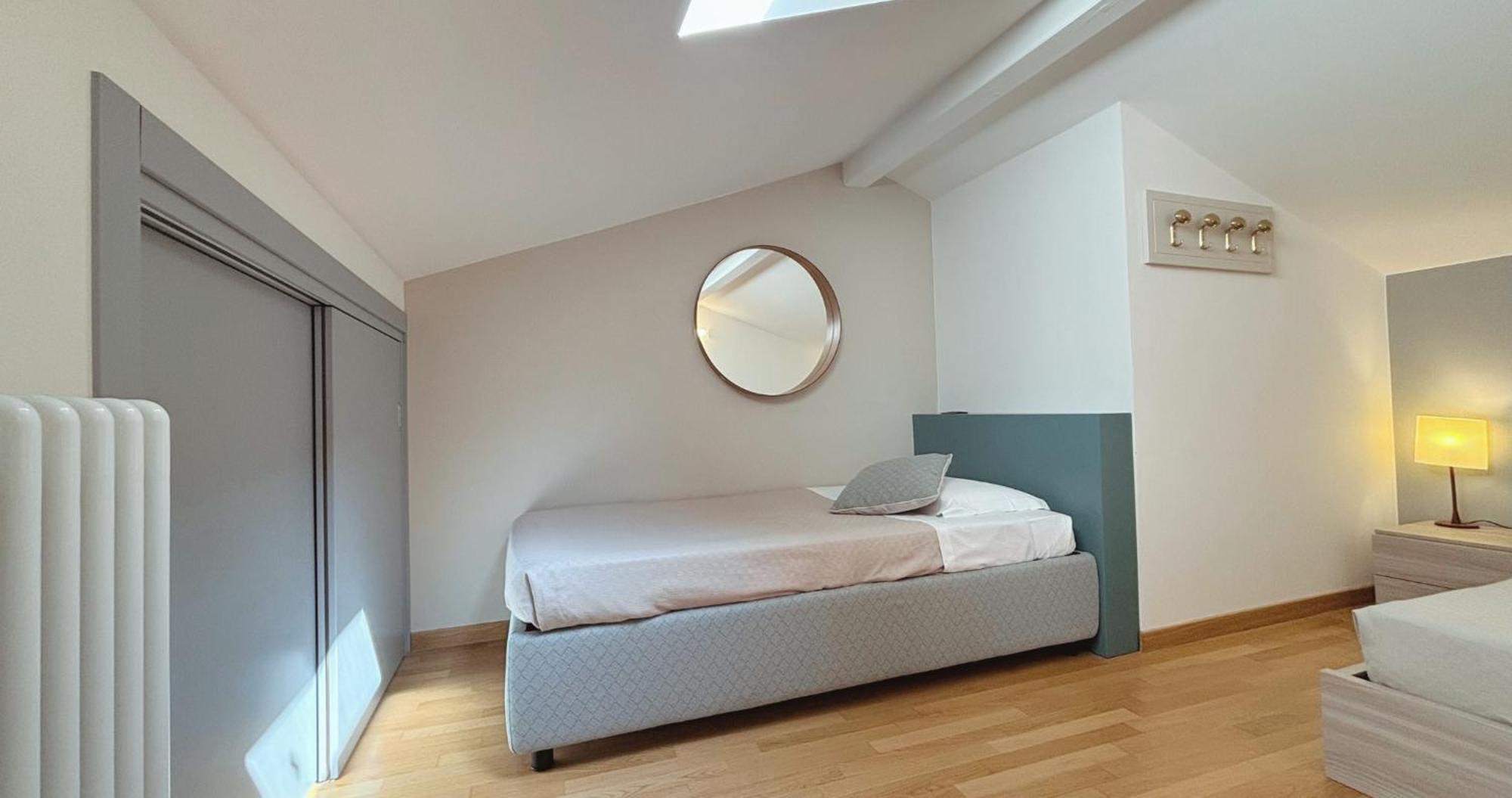 B&B Casa Ceruti Villa Guardia Bagian luar foto